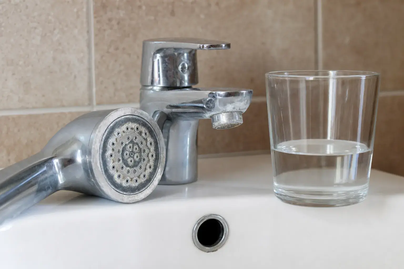 Adoucisseur d’eau à résine avec bac à sel et filtre à sédiments installé sur l’arrivée d’eau d’une maison