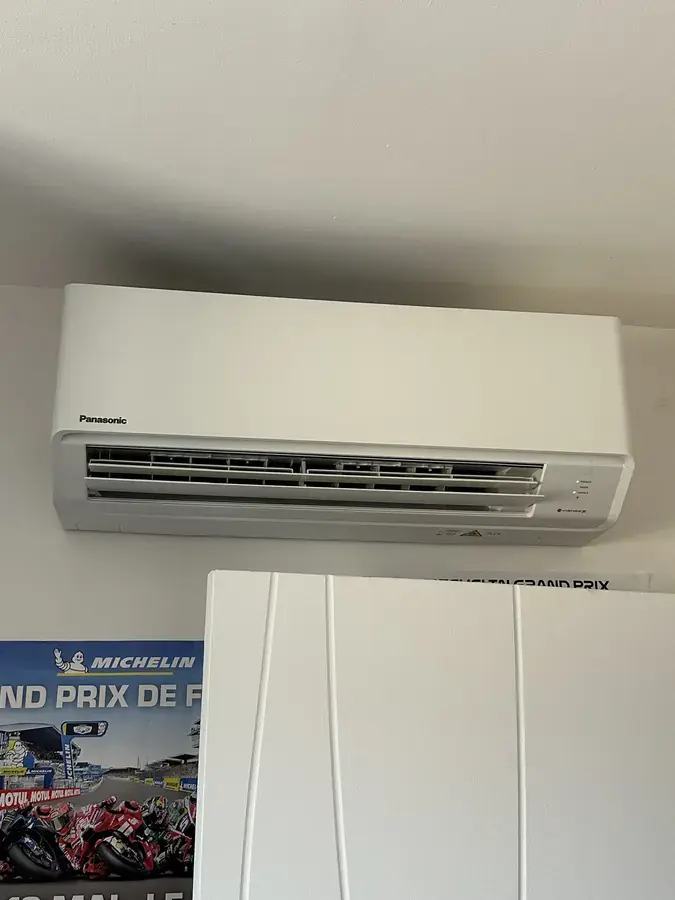 Détail d'une unité murale Panasonic après installation