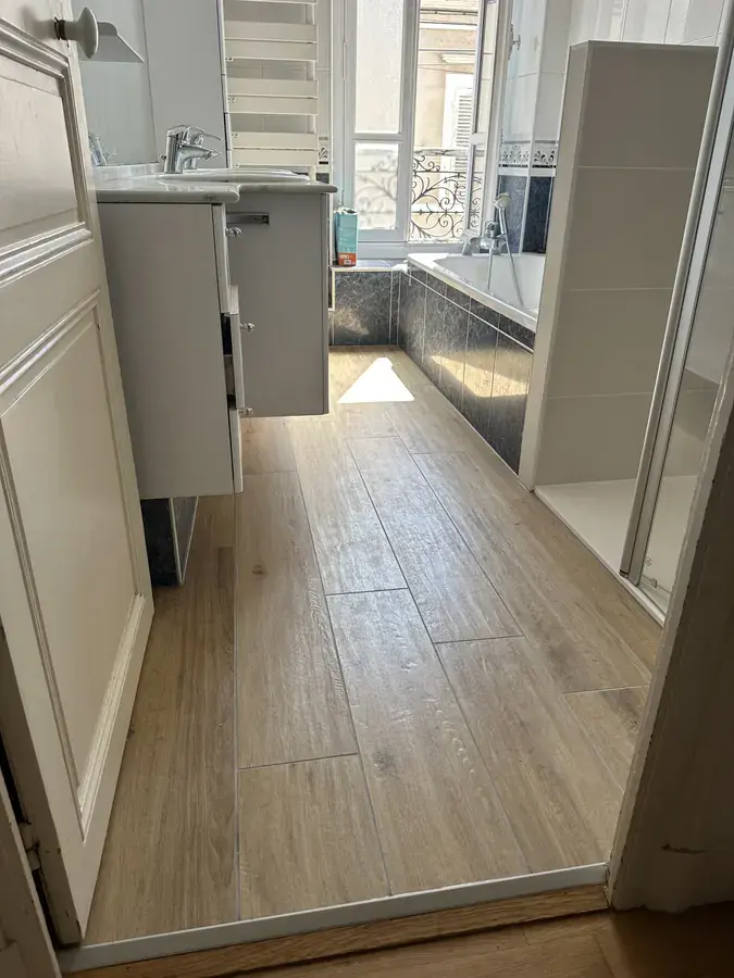 Vue d'ensemble d'une salle de bain de maison de ville après création d'une douche